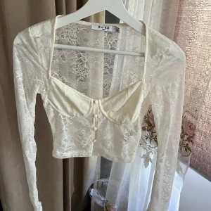 Vit spetsblus från NA-KD - Superfin vit spetsblus från NA-KD med croppad passform och långa ärmar. I storlek XXS, aldrig använd