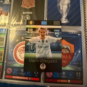 Martin Ødegaard - Ett fotbollskort på stjärnan Martin Ødegaard i Real Madrid. Perfekt för sportfans och samlare som älskar fotboll och vill ha något unikt i sin kollektion. Vid minsta fundering eller prisförslag, tveka inte på att höra av er!