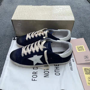 Golden goose navy - Ett par Golden goose i navy, storlek 44, allt på bilderna fås med, skickar samma dag!