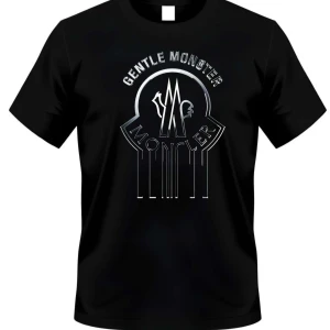 Svart Moncler Gentle Monster t-shirt - Cool svart t-shirt från Moncler x Gentle Monster med ett stort, silvrigt tryck framtill. Klassisk passform och rund halsringning, perfekt för dig som gillar streetstyle och vill sticka ut med en unik design.