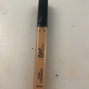Glam of Sweden stick concealer - Beige stick concealer från Glam of Sweden med svart lock och smidig applikator. Perfekt för att täcka mörka ringar och ojämnheter. Tuben innehåller 9 ml och är lätt att ta med i väskan.