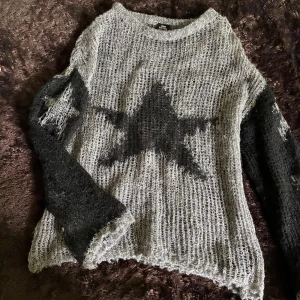  tröja med stjärna⭐️ - säljer en grå stickad tröja från urban outfitters med stjärna på bröstet och ärmarna. tröjan har en loose fit och gjord i ett grovmaskigt, fluffigt material 👍🏻
