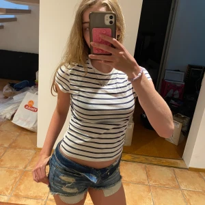 Randig t-shirt - Supersöt vit och marinblå randig skjorta 🥰passar till xxs/xs/s/m