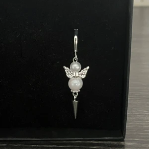 Silverörhänge  - Ett silverörhänge som finns att köpa i par. Rostfritt stål