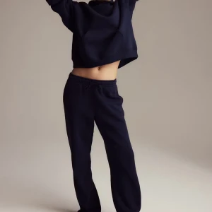 Blå mjukis - Säljer ett mjukis dress hoodie och sweatpants kommer med. Dom kommer inte till använding därmed säljer jag dom, de är skitnice att ha när man ska flyga eller åka någonstans långt!!! Hoodien är xs och mjukis S