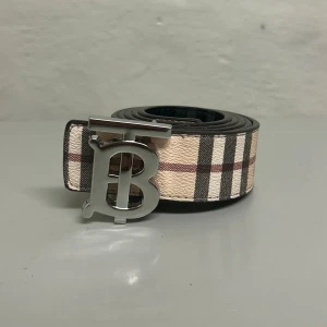 Burberry Bälte ”Vändbar” - Helt ny aldrig använd. Storlek 110cm. Kan frakta eller mötas i Stockholm. Postar inom 24 timmar