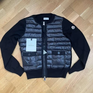 Moncler Cardigan dam - Hi there, selling this flawless Moncler women’s cardigan jacket. Size: 1 Condition: 10/10 – “Only tried on” Can meet in Gothenburg or ship. Receipt available!