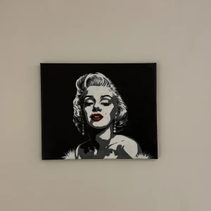 Handmålad tavla av Marilyn Monroe - Stilrent porträtt i svartvitt. Målad av mig. Den är ungefär 30 x 25cm stor. Målad i akrylfärg + ett lager skyddande lack