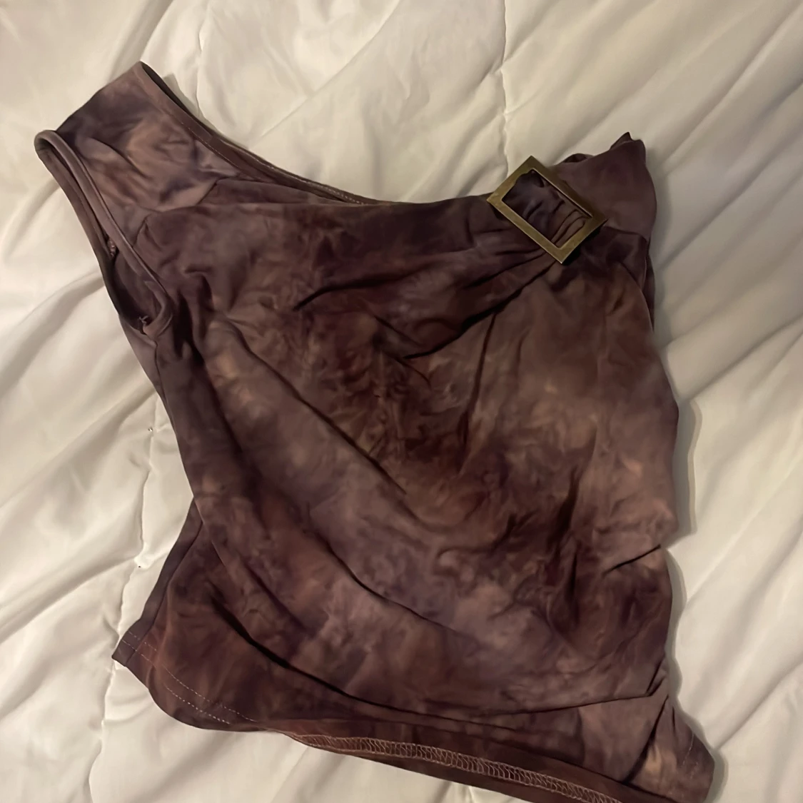 Mörk lila oneshoulder topp med spänne