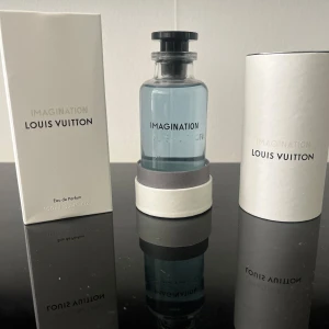 Louis Vuitton Imagination - Fräsch mandarin, kryddig svart te och sensuell ambroxan skapar en modern, elegant och magnetisk doft. Den sitter länge. Den sticker ut. Den väcker nyfikenhet.