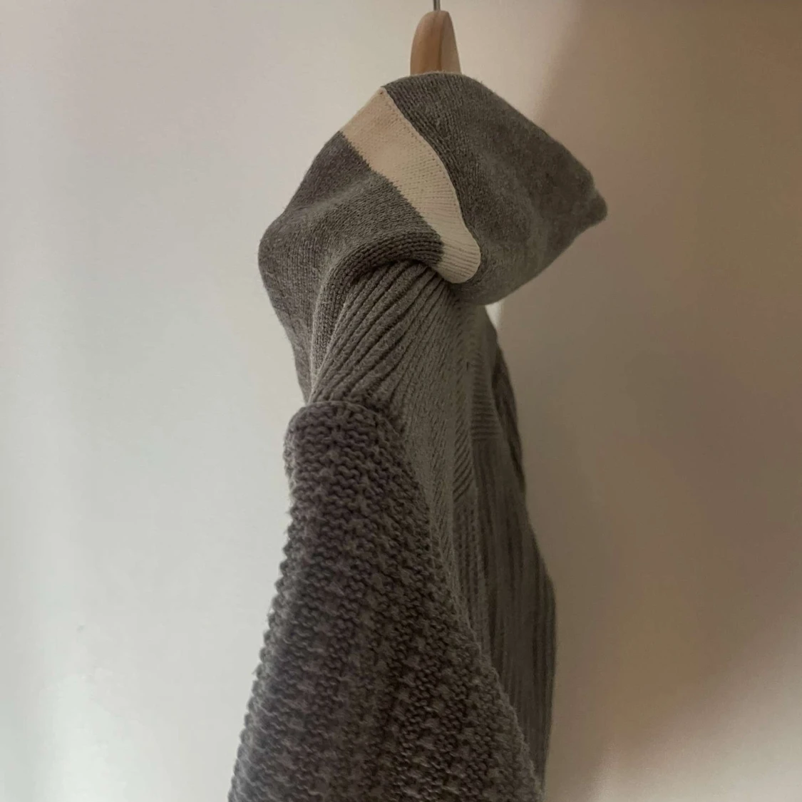 Grå stickad kofta från J.Lindeberg - 3