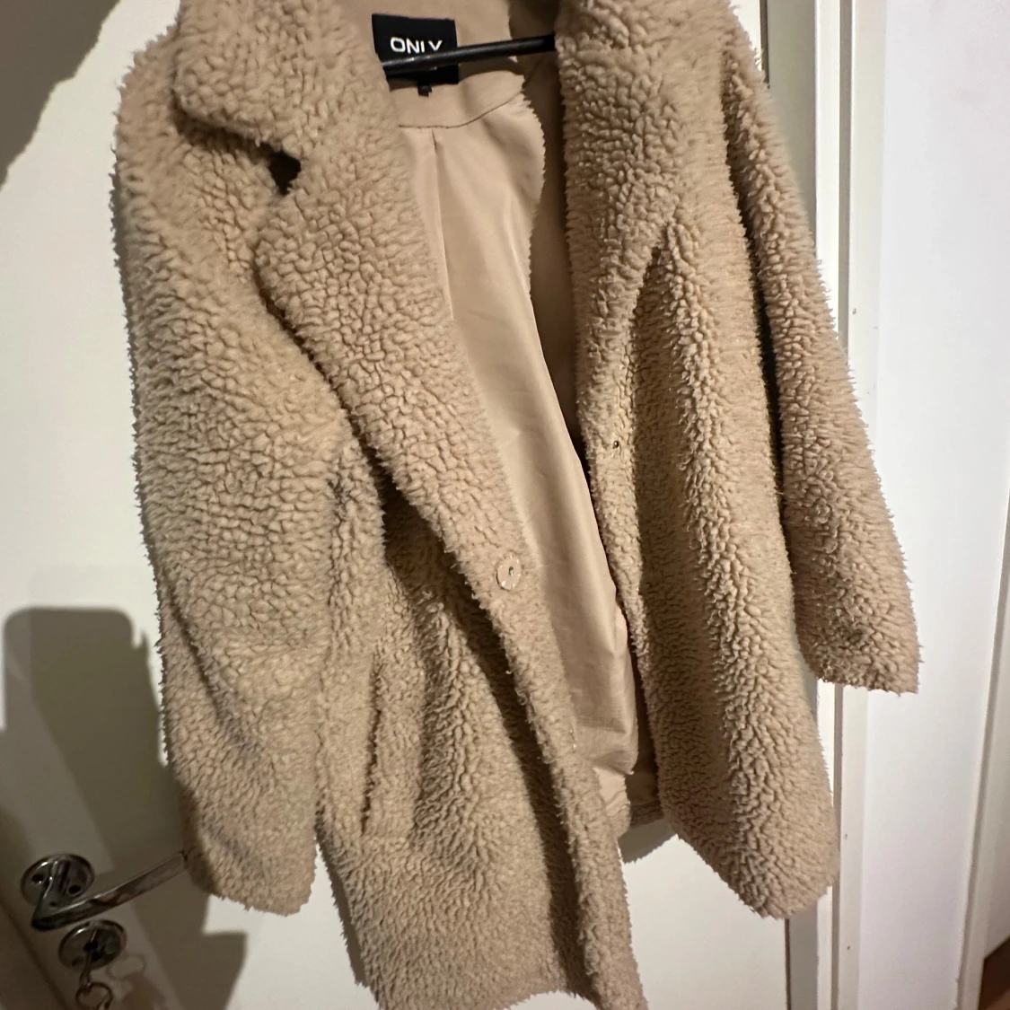 Beige teddyjacka från ONLY