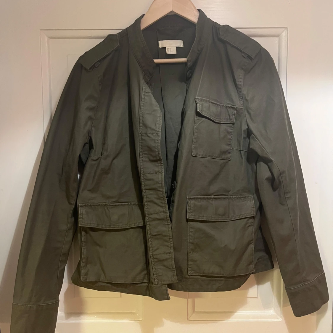 Olivgrön utilityjacka med fickor