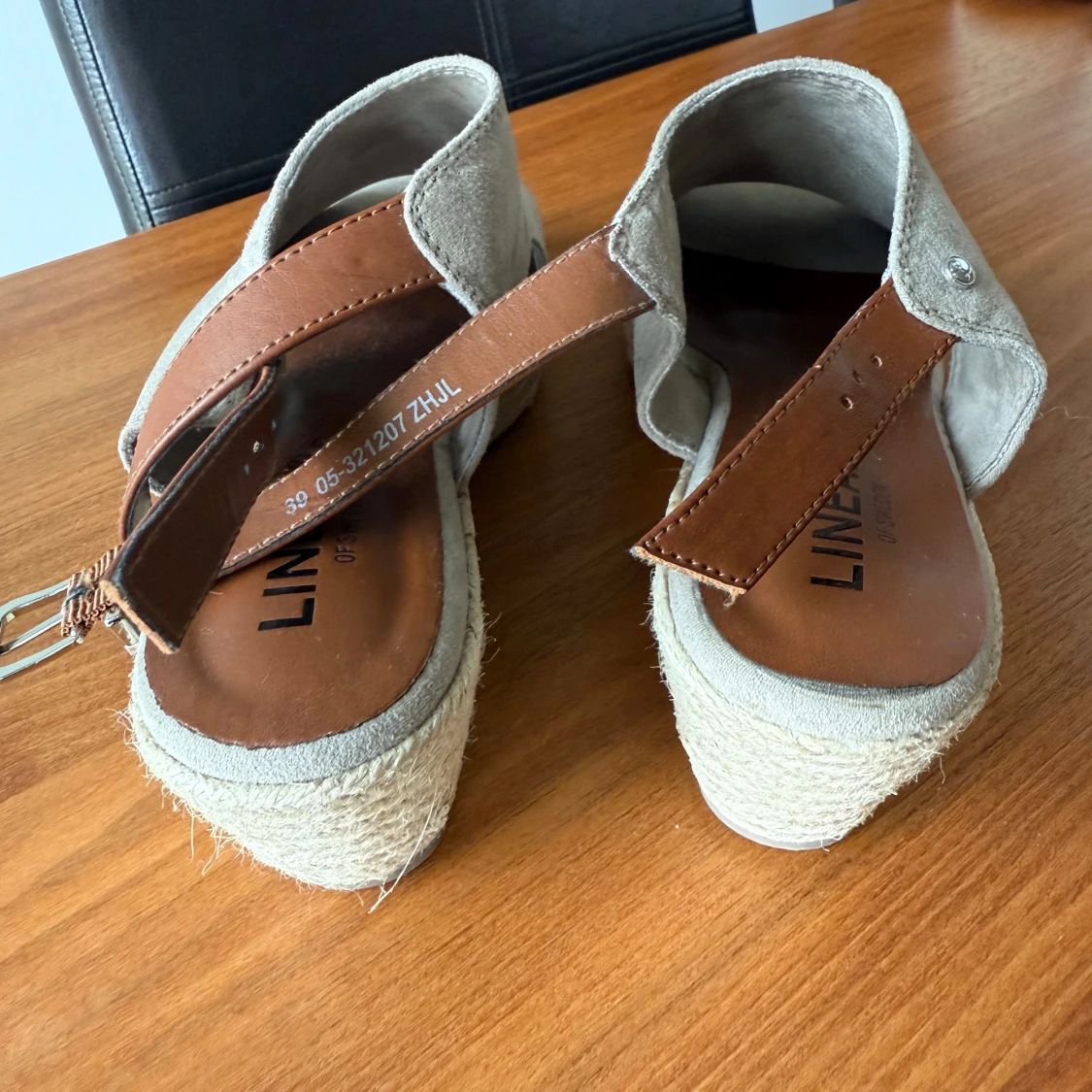 Beige sandaler med kilklack och bruna remmar - 2