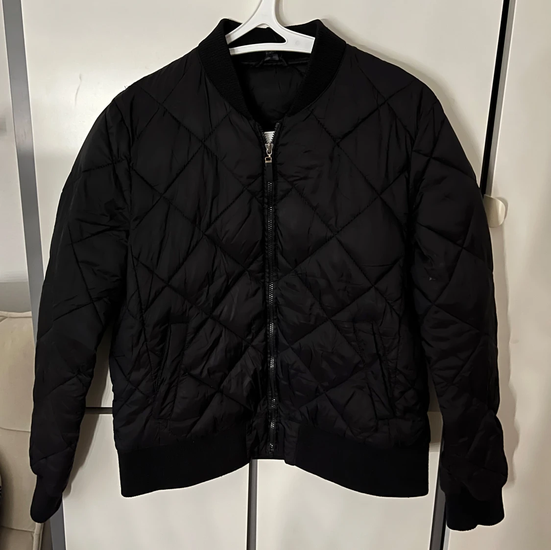 Svart quiltad bomberjacka