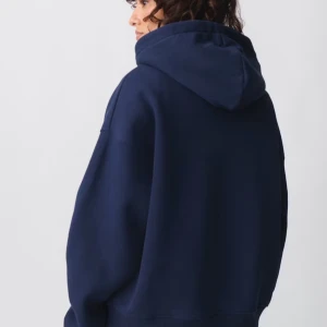 Mörkblå hoodie från Gina Tricot - Säljer en jätteskön o mysig mörkblå hoodie från gina. Hör av er vid frågor o funderingar💞