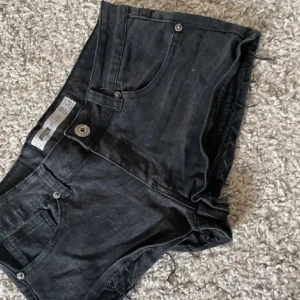 Lågmidjade jeansshorts  - Svarta lågmidjade jeansshorts. Perfekta för sommaren och enkla att matcha med olika toppar. De är i storlek M, men passar som XS-S. Det är bara att skriva om du vill ha fler bilder!