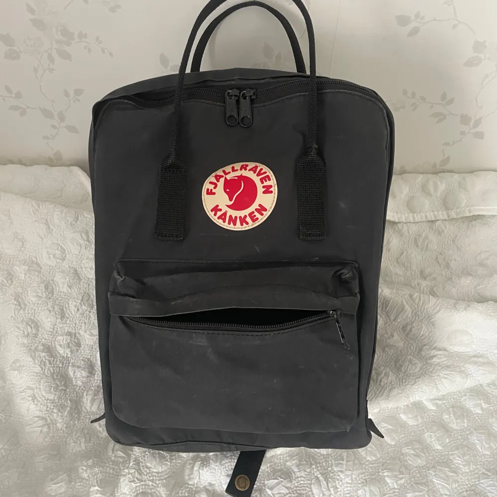 Säljer denna fjällräven väska eftersom den inte kommer till användning. Nypris:1199kr💞. Laukut & Käsilaukut.