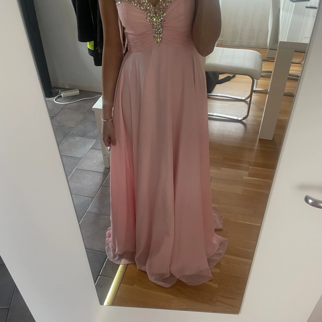 Rosa klänning med stenar - 1