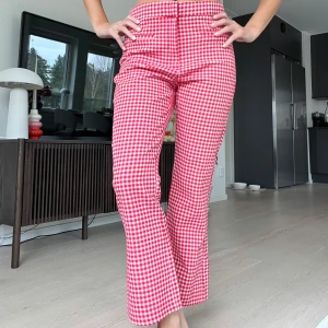 Rödvita rutiga byxor från Zara - Säljer ett par rödvita rutiga byxor från Zara. Är en S, men byxorna är i storlek L. Skulle säga att den är liten i storleken, men är lite för stor för mig rund midjan. Aldrig använda och lappen sitter kvar. Super söta och fina till sommarn🤍❤️