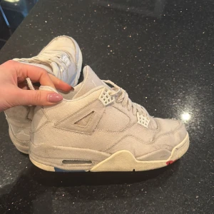 Beige sneakers Nike Air Jordans - Säljer ett par beige Nike Air Jordans sneakers i canvasmaterial. Skorna har klassisk siluett med snörning och rund tå. Diskret Jumpman-logga på hälen och detaljer i vitt. Perfekta för dig som gillar stilrena och neutrala sneakers.