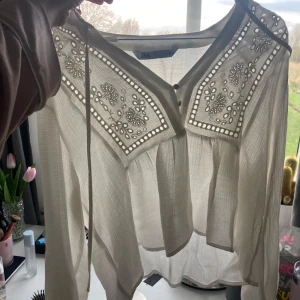 Blus  - Säljer denna fina blusen ifrån Zara som endast används en gång, den har bra skick och är i storlek 34/xs