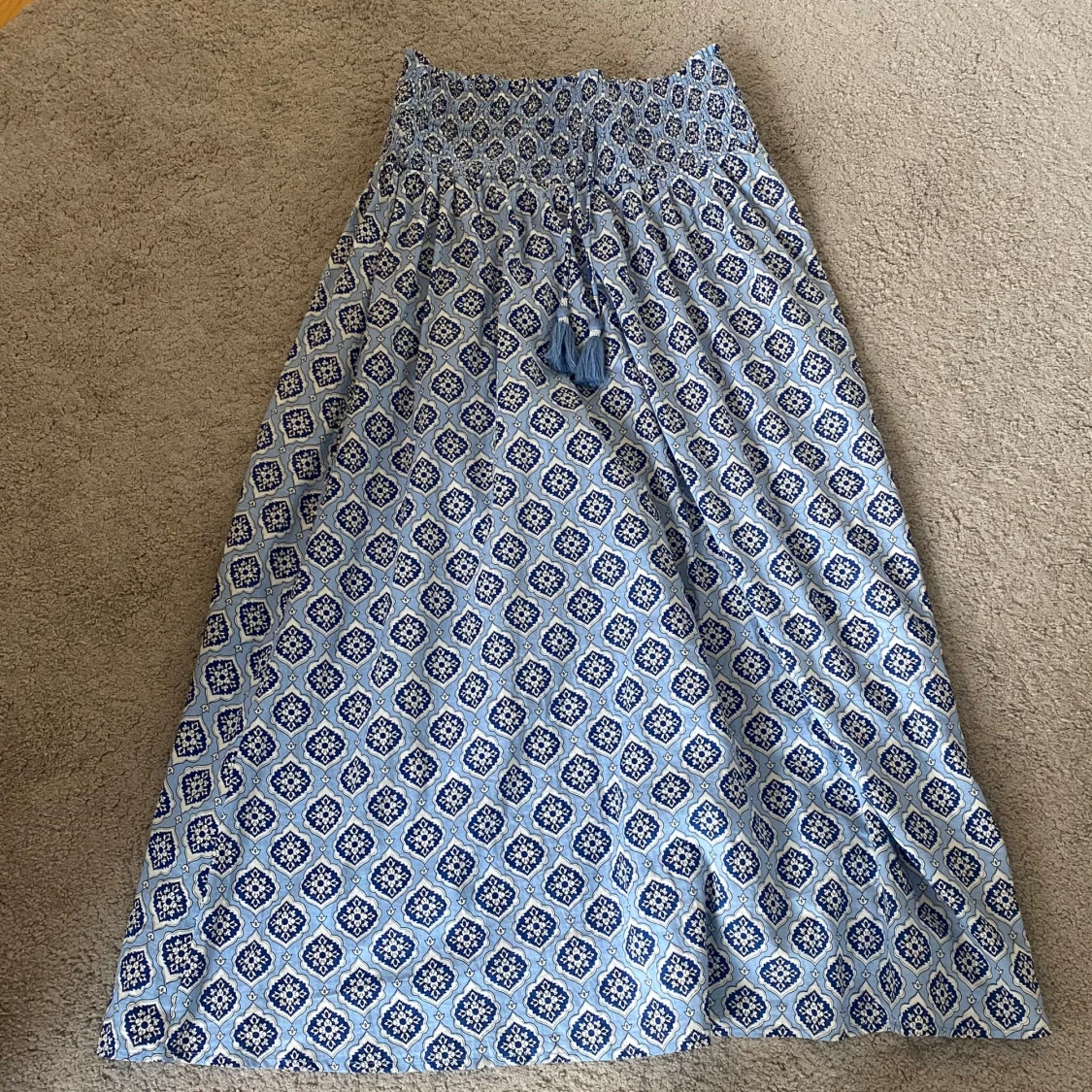 Blåvit långkjol med mönster - 2