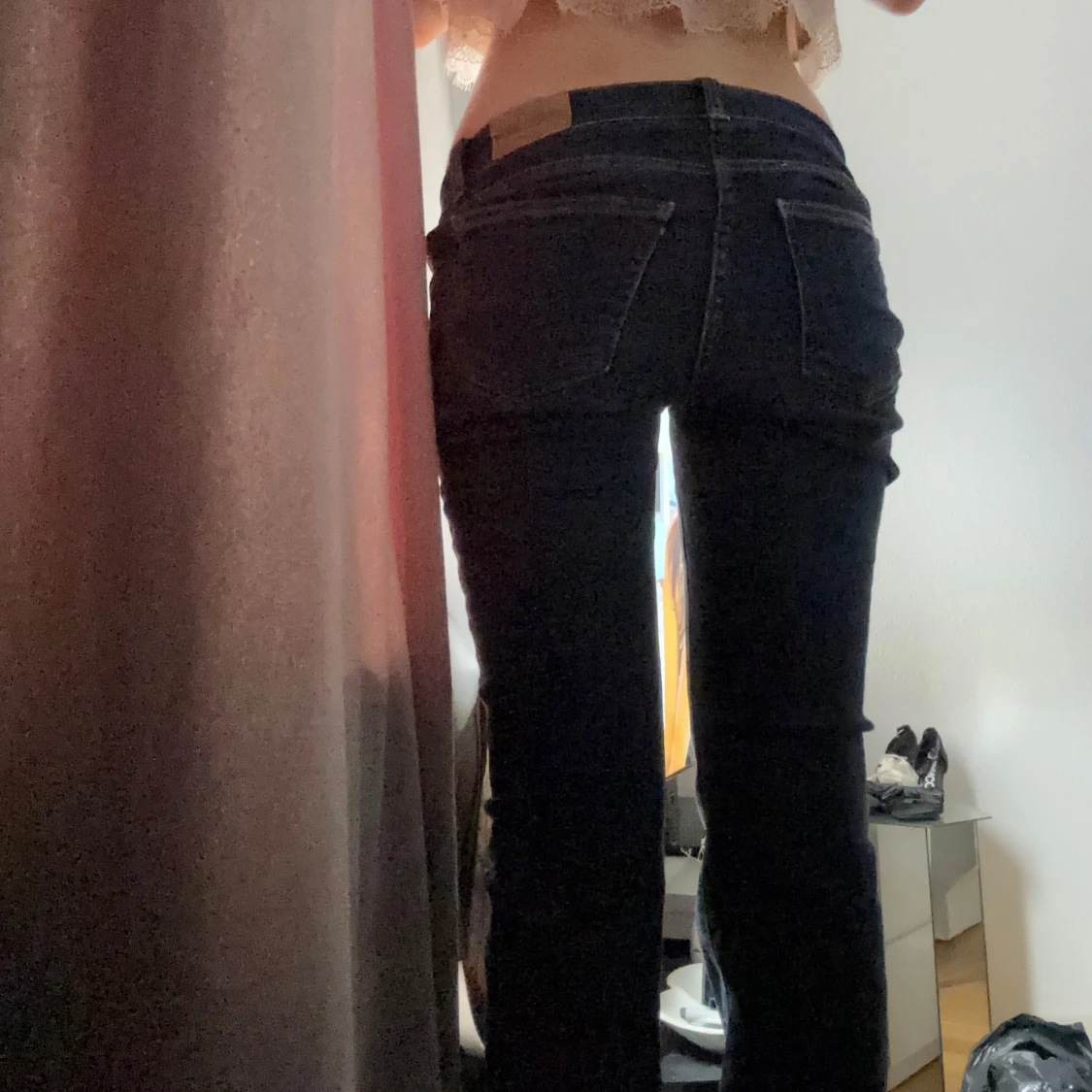 Mörkblå jeansbyxor med normal passform