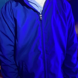 Polo Ralph lauren vindjacka  - Blå mörkblå logga zipper så man kan stoppa in luvan
