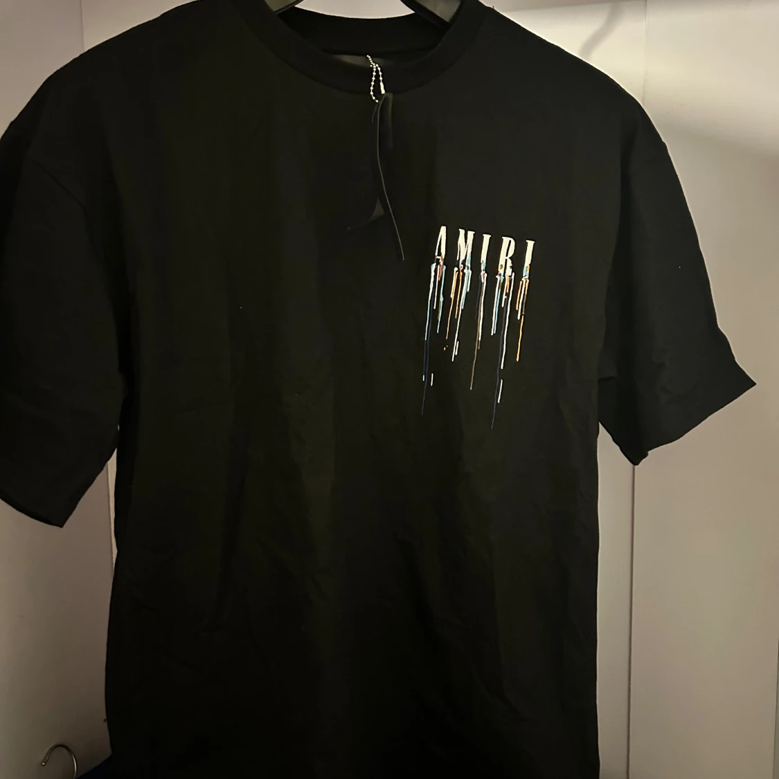 Svart t-shirt från Amiri med färgstänk