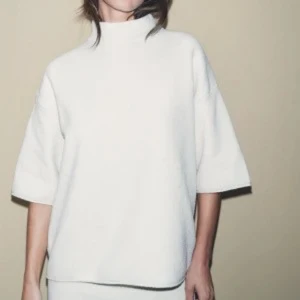 Vit oversized tröja med halv polokrage - Säljer denna vita polotröjan från zara💗💗Skriv för fler frågor/bilder💗💗