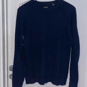 Mörkblå tröja från Only & Sons - Säljer en enkel och stilren mörkblå tröja från Only & Sons. Tröjan har rund halsringning och långa ärmar, perfekt för lager-på-lager eller som den är. Passar till många olika outfits och är ett måste i garderoben.