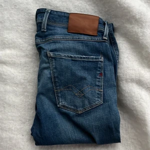 Replay anbass  - Säljer ett par riktigt schyssta brallor från Replay! Riktigt skön faded färg med diskreta slitningar. Skriv vid minsta fundering! Pris kan diskuteras vid snabb affär.