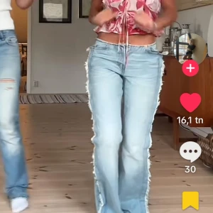 Weekday Nova jeans - Säljer dessa från weekday som har ett ytterstlitet hål längst ner vid foten( se bild) men annars HELT NYA! ❤️💓