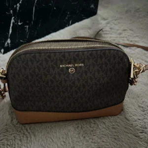 Michael Kors väska  - Michael Kors väska som helt ny. Tjejen har använt den 2 gånger som max. Kvitto finns. Ny pris ca 1500-2000 kr