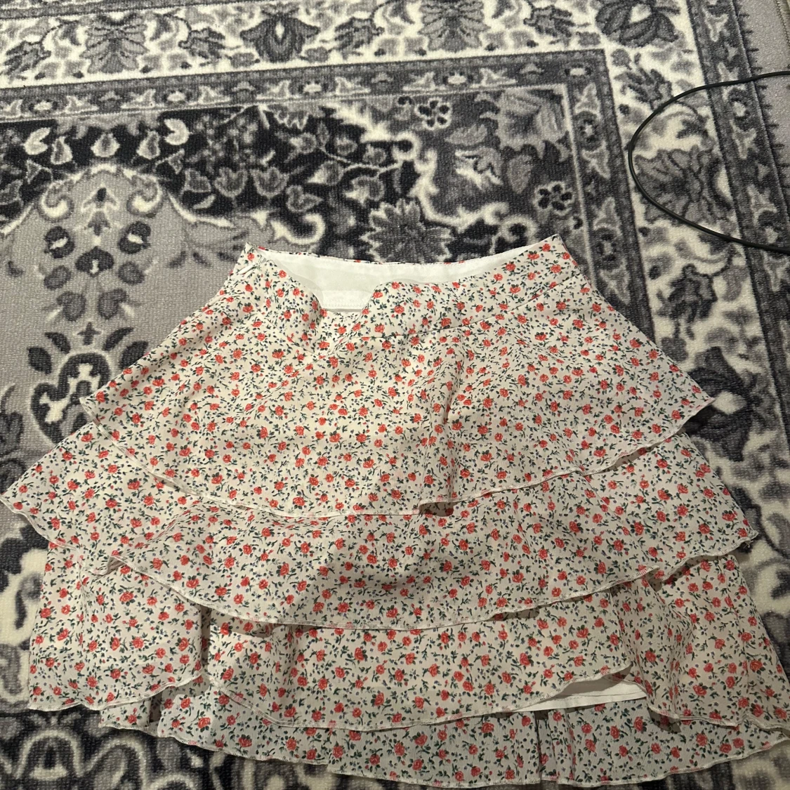 Blommig volangkjol med små röda blommor