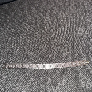 Silverfärgat Lacoste armband - Säljer ett stilrent armband, Lacoste
