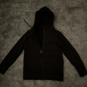 Fodrad stickad cardigan  - Riktigt fet fodrad stickad cardigan som går att använda som kofta eller tunnare jacka. 