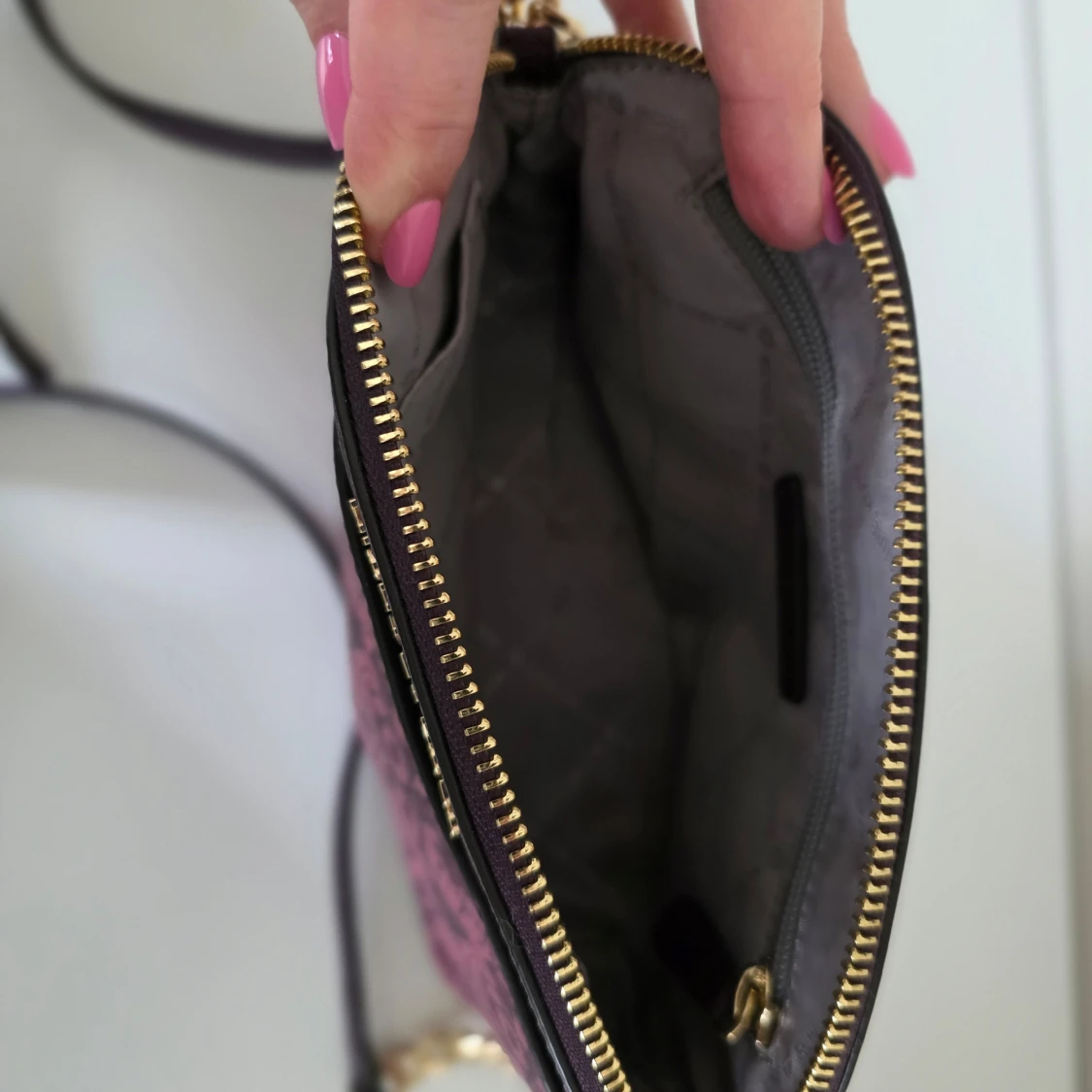 Lila axelväska med blommigt mönster från Michael Kors - 2