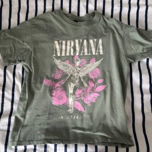 Grön Nirvana t-shirt från H&M Divided - Snygg grön t-shirt med Nirvana-tryck som endast är använd en gång!💚
