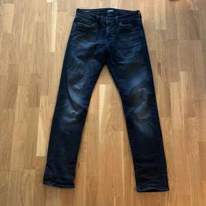 Jack & Jones jeans - Jack % Jones jeans i storlek 30/32. Mycket bra skick knappt tecken på användning. Svart färg med ljusa detaljer i tvätten. Modellen heter Glenn och är slim fit. Vid frågor skriv dm!