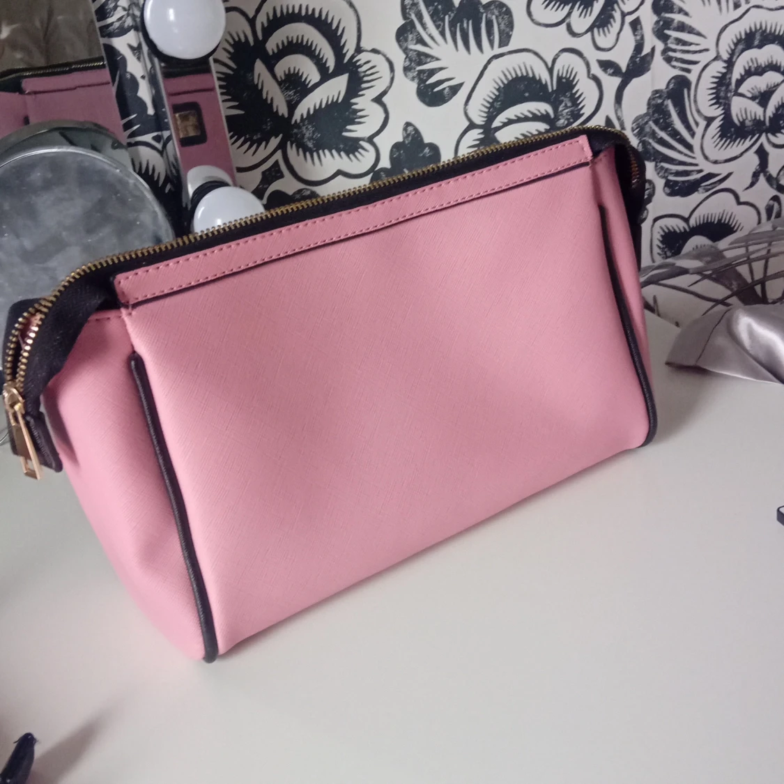 Rosa handväska med svarta detaljer - 1