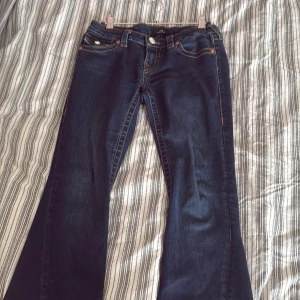 Mörkblå bootcut jeans från True Religion - säljer ett par snygga o trendiga jeans från true religion i bra skick. vill helst byta mot st 24/25. enda defekterna att dom har nått vitt sträck lägst benen men inget man lägger märke till❣️ fråga om mått eller bilder på❣️