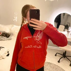 Rhinestone hoodie - Har knappt kommit till användning, väldigt bra skick och inga stenar som lossnat. Köpte från ett instagram konto som inte tillverkar dessa längre. Nypris var 600kr