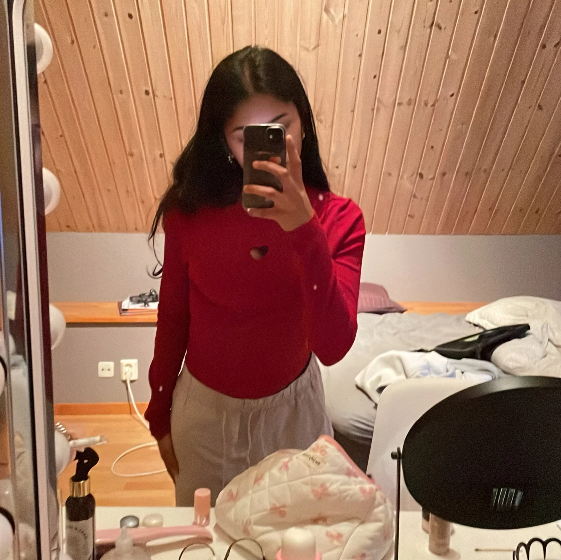 Röd ribbad långärmad topp med hjärtformad detalj - 1