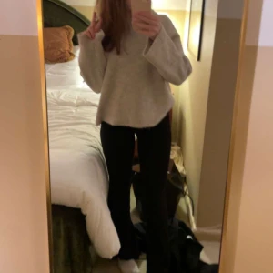 Beige stickad tröja - Säljer min stickade tröja från Gina då den inte kommer till användning! Den köptes för ca 1,5 år sen för 400kr men är endast använd ett fåtal gånger och är i bra skick. Priset går att diskutera!💘