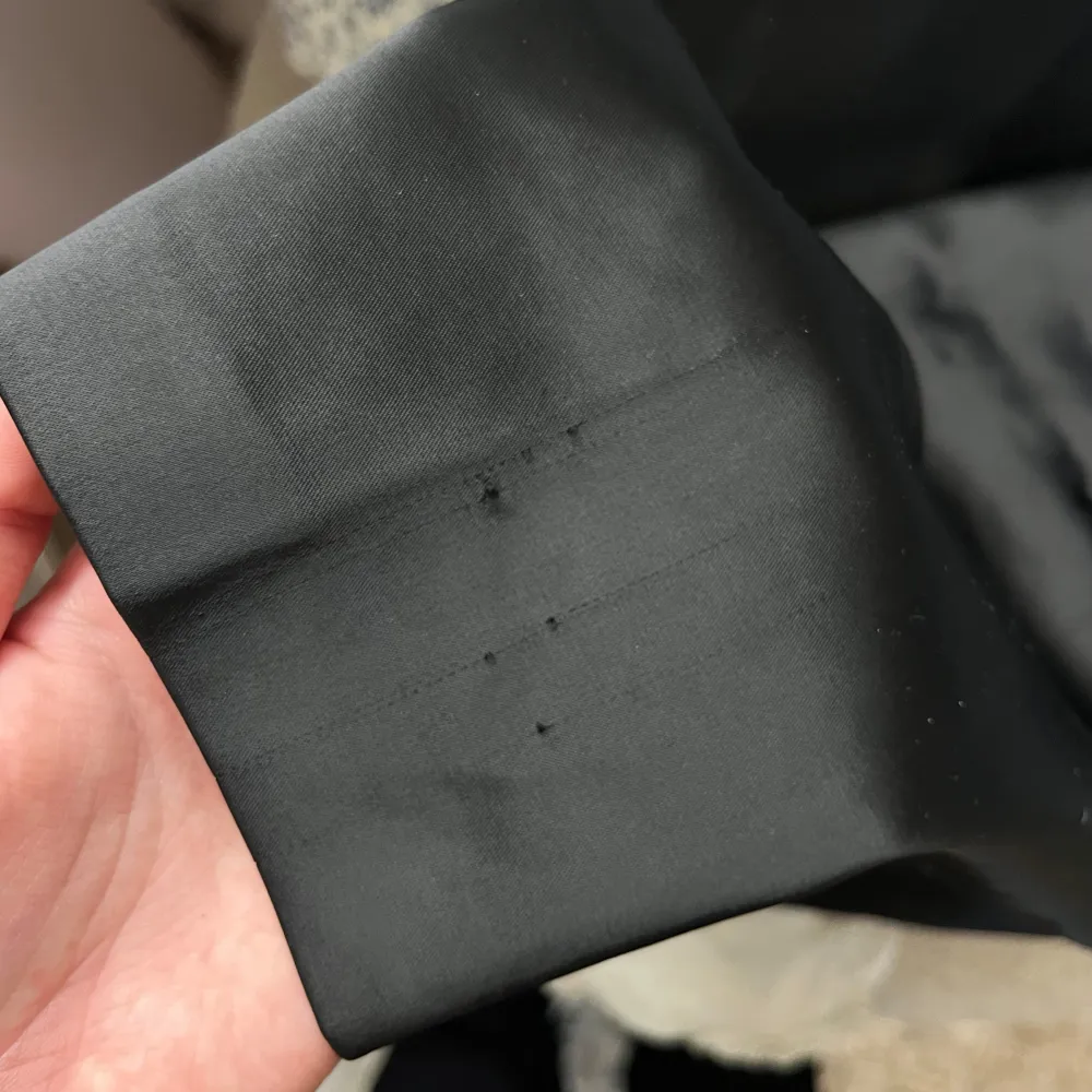 Säljer den här svarta kjolen från gina i glansigt satinmaterial. Den är högmidjad men man kan vika in den som jag gjort på bild 1. I ganska bra skick men har några små defekter (se bild 3), detta syns dock inte när man har på sig kjolen💗. Hameet.