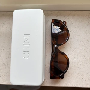 Chimi solglasögon  - Säljer mina så fina chimi glasögon i toppskick, modellen heter 06 och färgen tortoise, putsduk och fodral medföljer, inga synliga defekter 💕💕