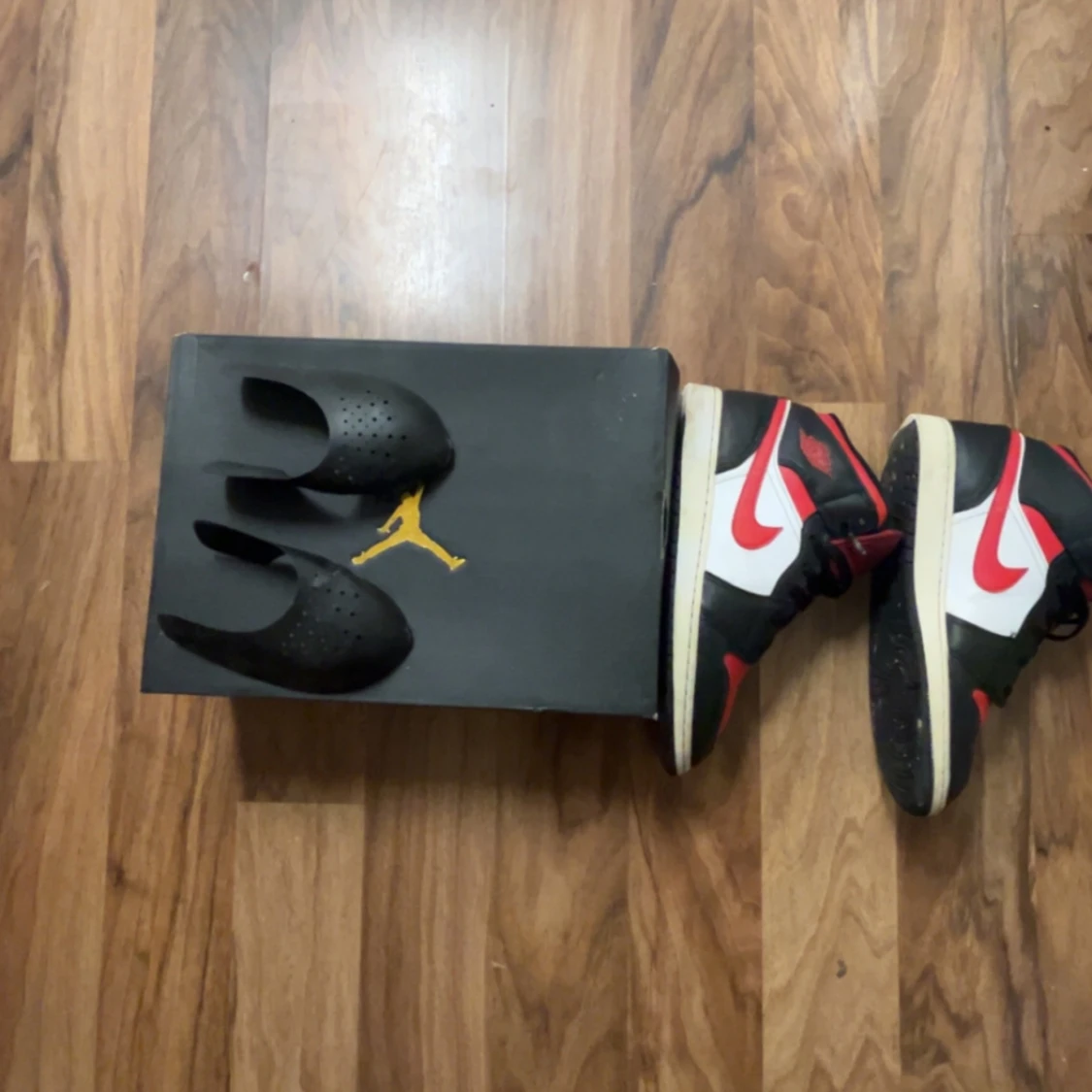 Nike air jordans, vit svart röd - 2