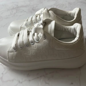 Vita Dior  - Säljer ett par vita sneakers från Dior. Köpte till mamma som födelsedagspresent men dem var lite för små. Hon har haft på sig dem ett par gånger. Storlek 39